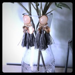 ❤️5/$25 Gray tassel fringe earrings with gold